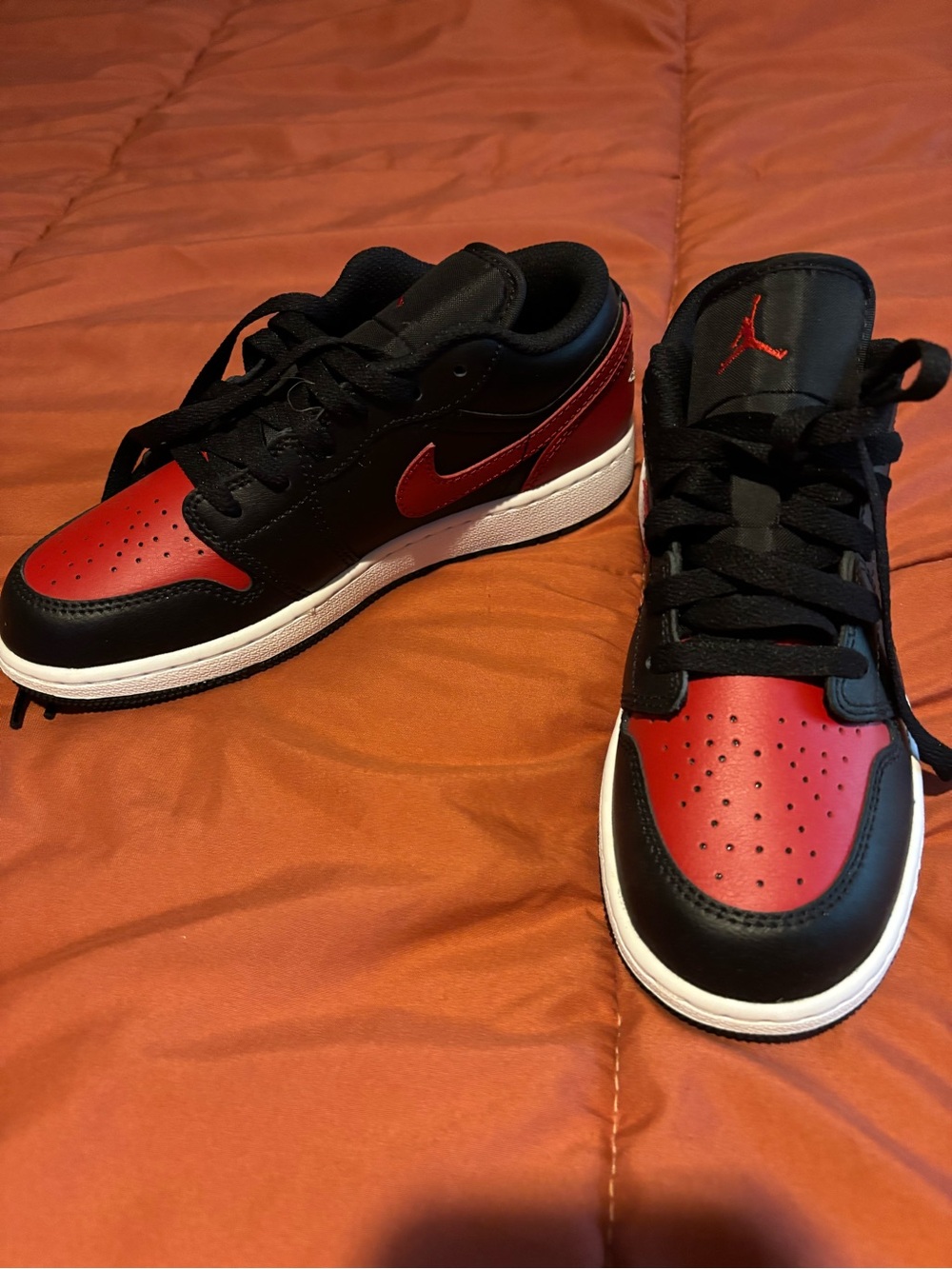 Nike Kids Low-Top Sneakers in Black and Red